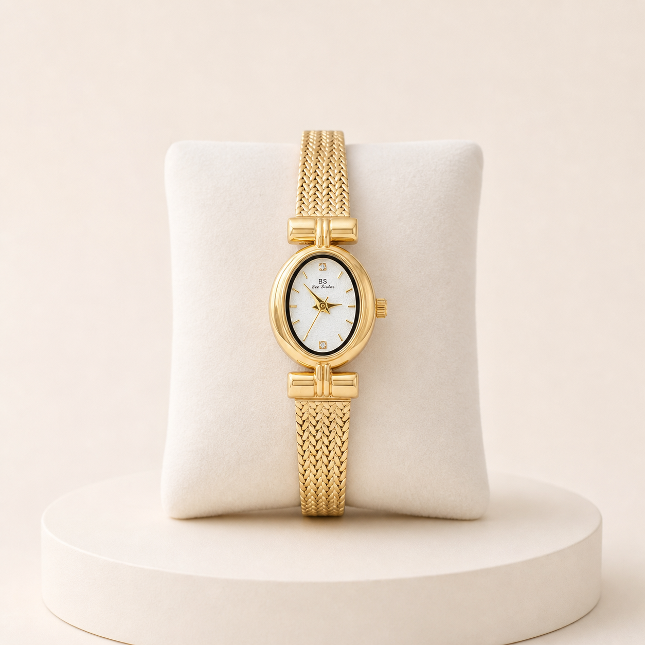 MASO dourado — relógio oval vertical em almofada de veludo branco