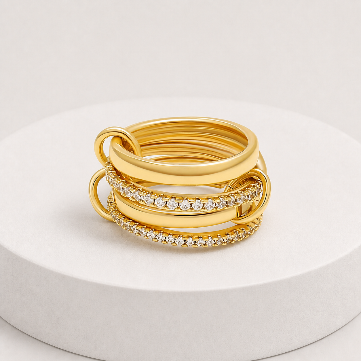 Anel SPELIA dourado com aros entrelaçados e pedras, vista principal