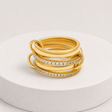 Anel SPELIA dourado com aros entrelaçados e pedras, vista principal