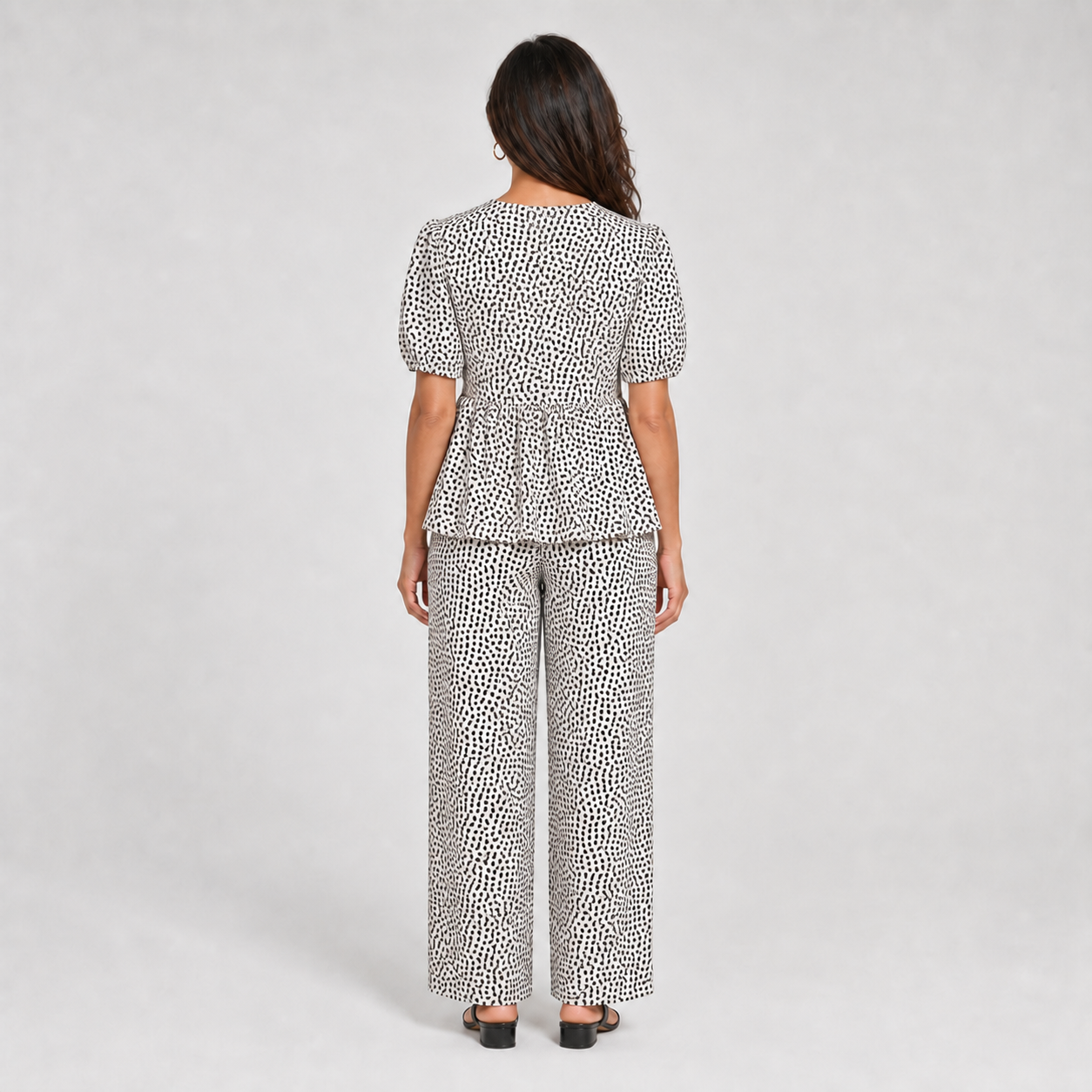LEONORA conjunto leopardo — vista traseira