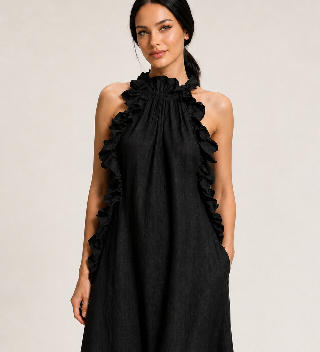 LUA vestido preto, detalhe do decote franzido, folhos e bolsos