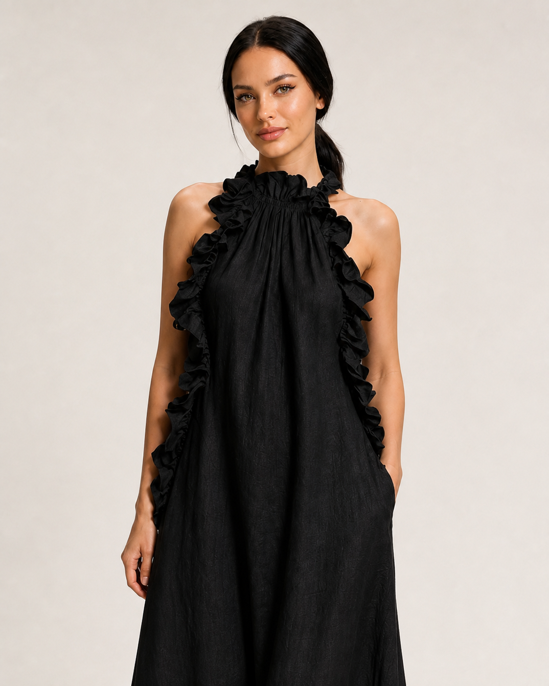 LUA vestido preto, detalhe do decote franzido, folhos e bolsos
