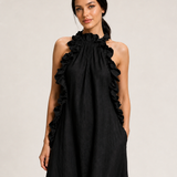 LUA vestido preto, detalhe do decote franzido, folhos e bolsos
