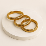 MAEVA conjunto de três braceletes dourados — vista de ângulo