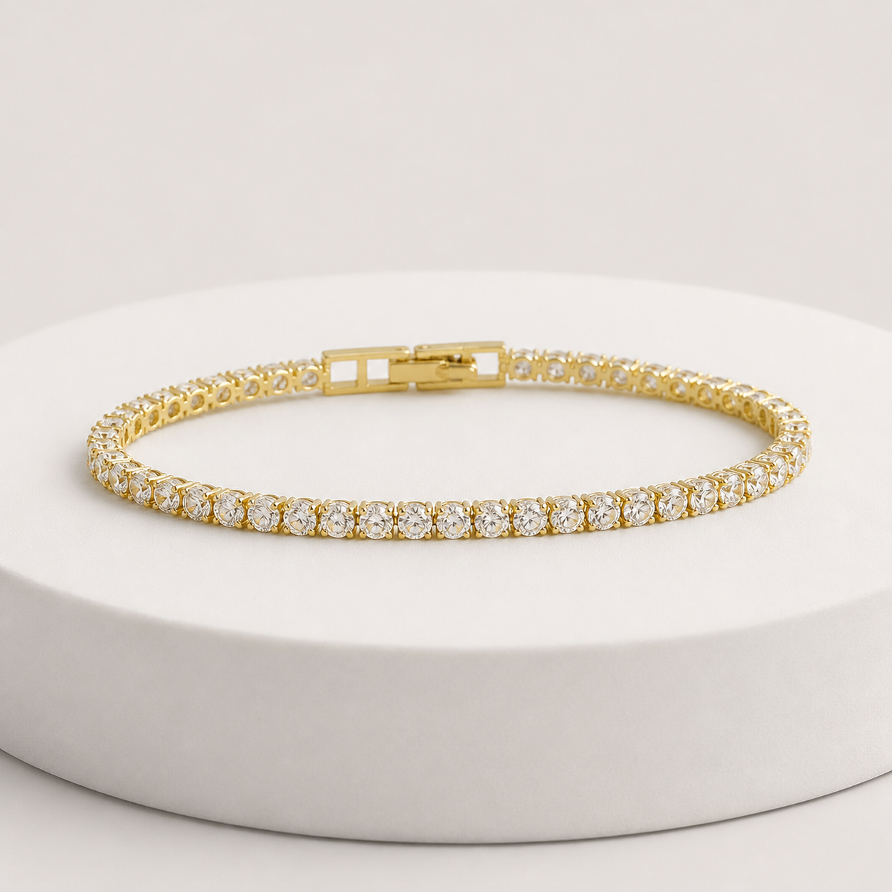 REVIERE pulseira dourada em ângulo baixo