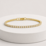 REVIERE pulseira dourada em ângulo baixo