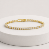 REVIERE pulseira dourada em ângulo baixo