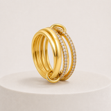 Anel SPELIA dourado com aros entrelaçados e pedras, vista levantada