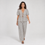 LEONORA conjunto leopardo — vista em movimento