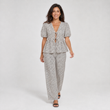 LEONORA conjunto leopardo — vista em movimento
