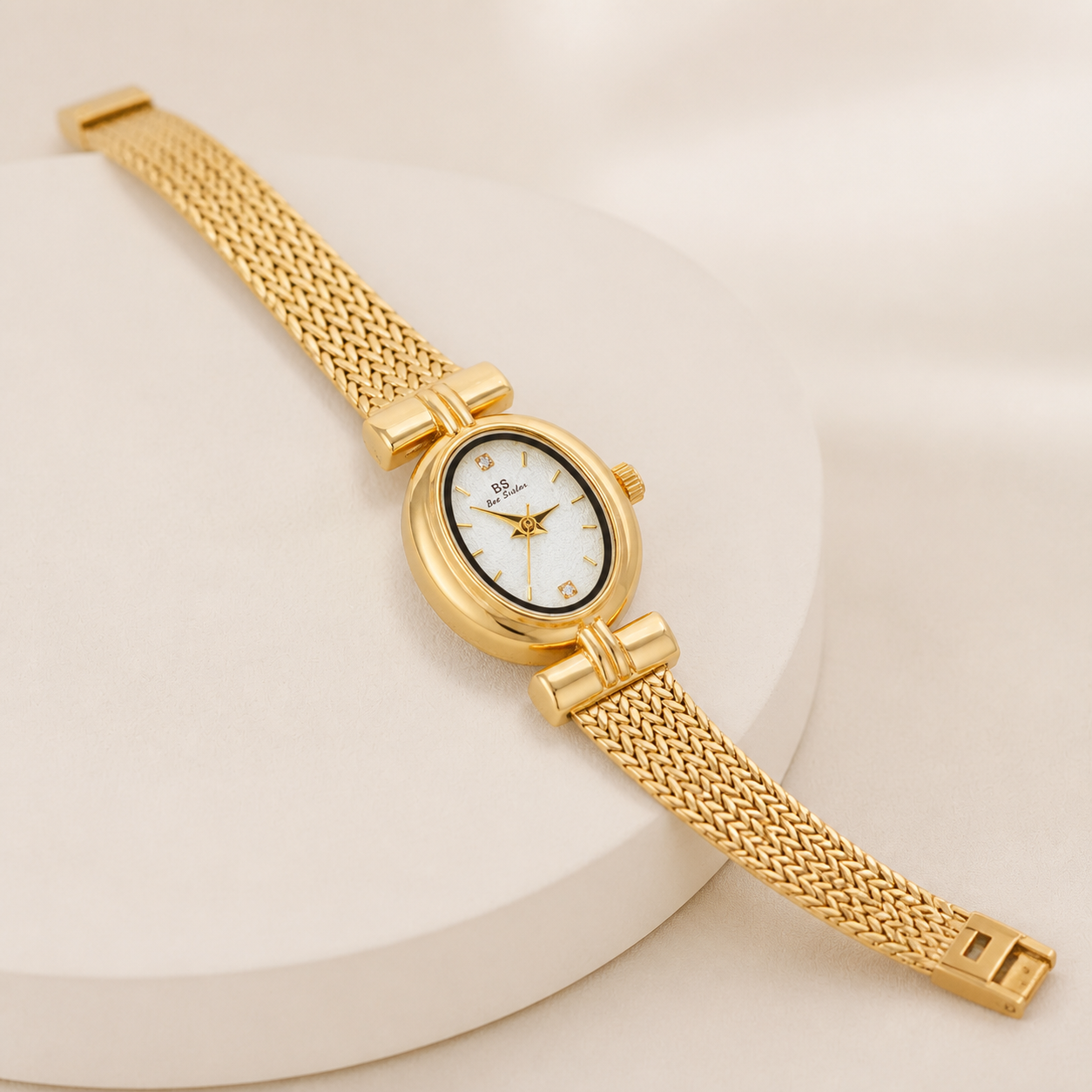 MASO dourado — detalhe da caixa oval e bracelete em malha