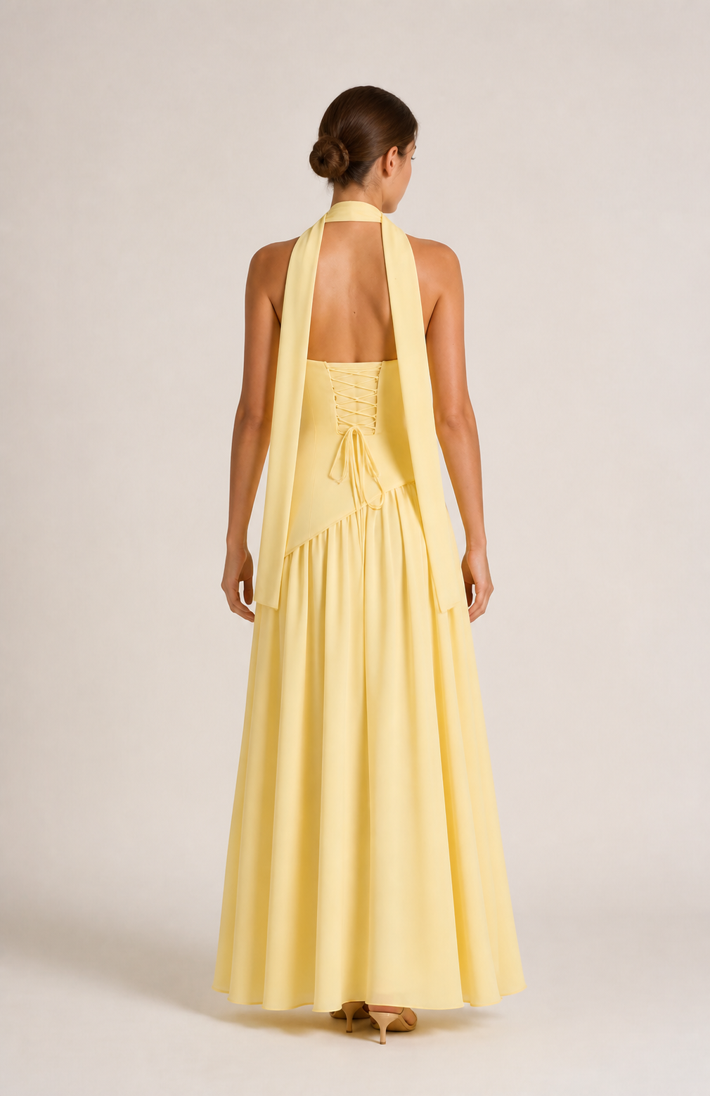 JULIA vestido amarelo — modelo de costas