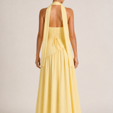 JULIA vestido amarelo — modelo de costas