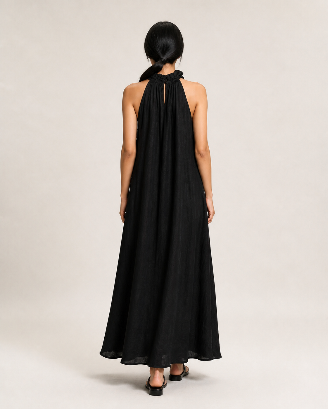 LUA vestido preto, vista traseira na modelo