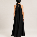 LUA vestido preto, vista traseira na modelo
