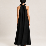 LUA vestido preto, vista traseira na modelo