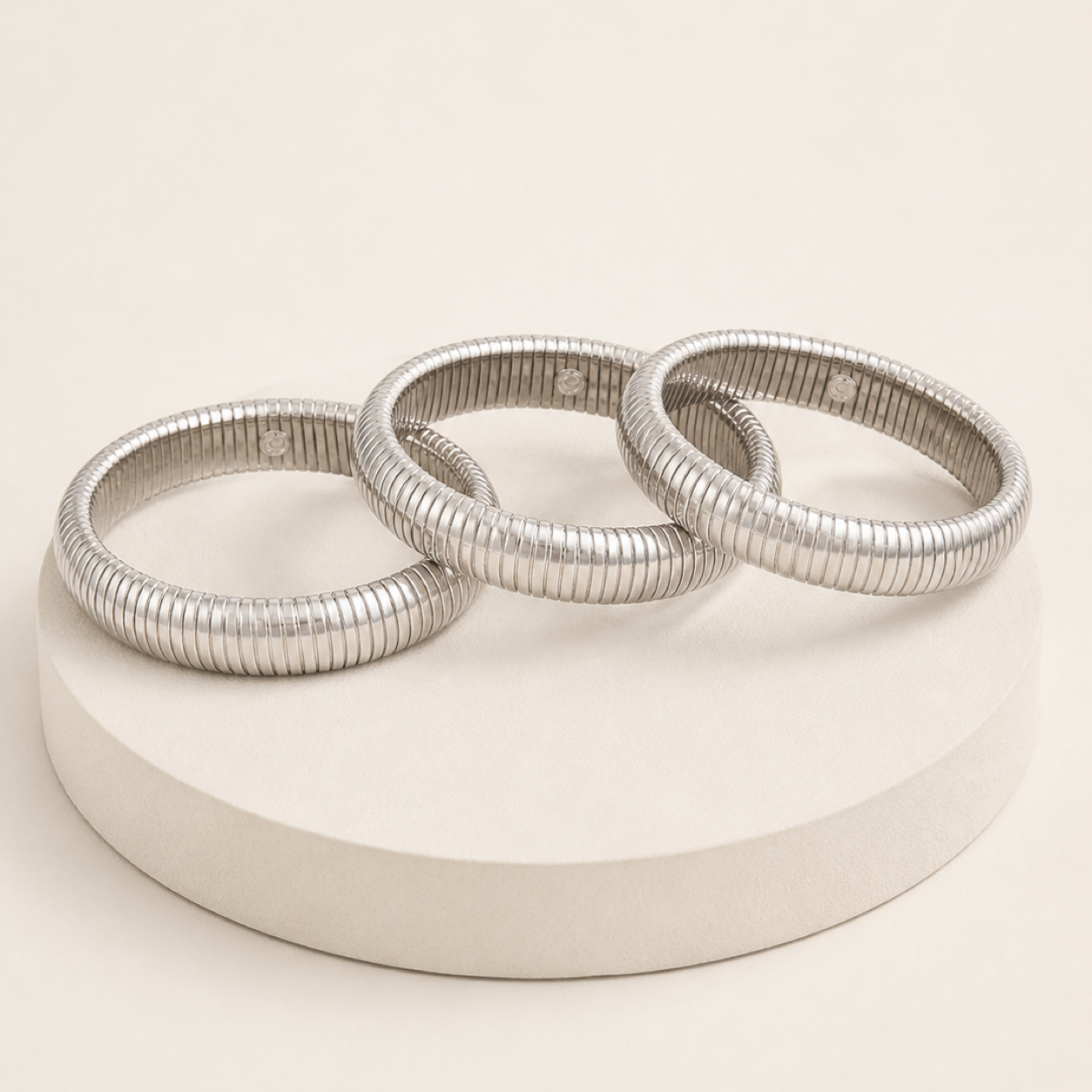 MAEVA conjunto de três braceletes prateados — vista de ângulo