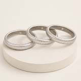 MAEVA conjunto de três braceletes prateados — vista de ângulo