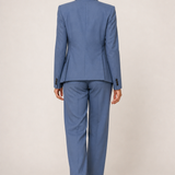 MELANIE conjunto azul, vista traseira na modelo