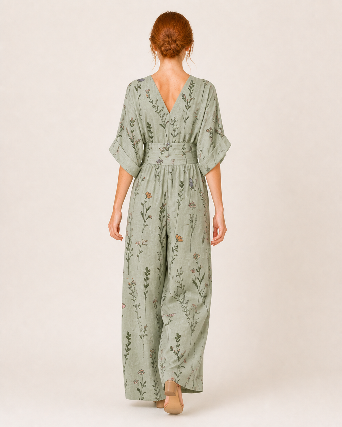 LUCETTE macacão verde matcha — modelo de costas