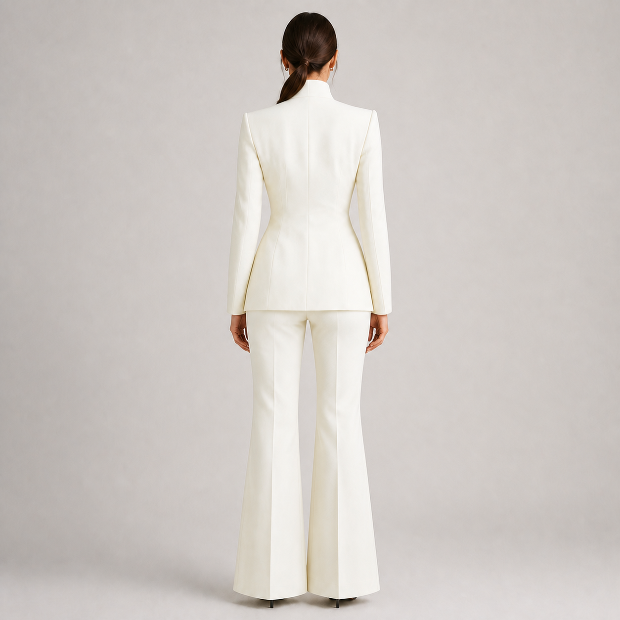 INNA fato feminino branco — vista traseira de corpo inteiro