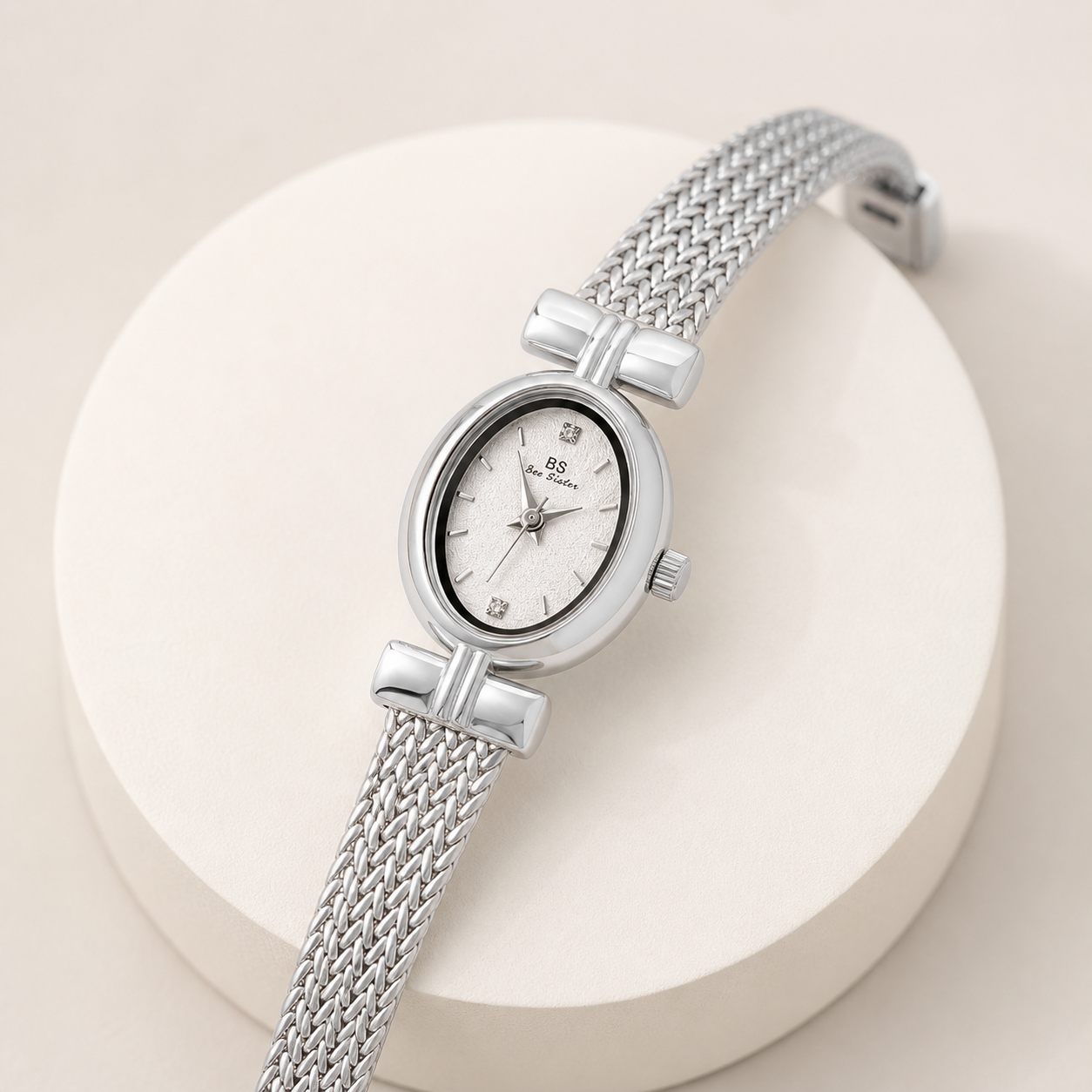 MASO prateado — detalhe da caixa oval e bracelete em malha
