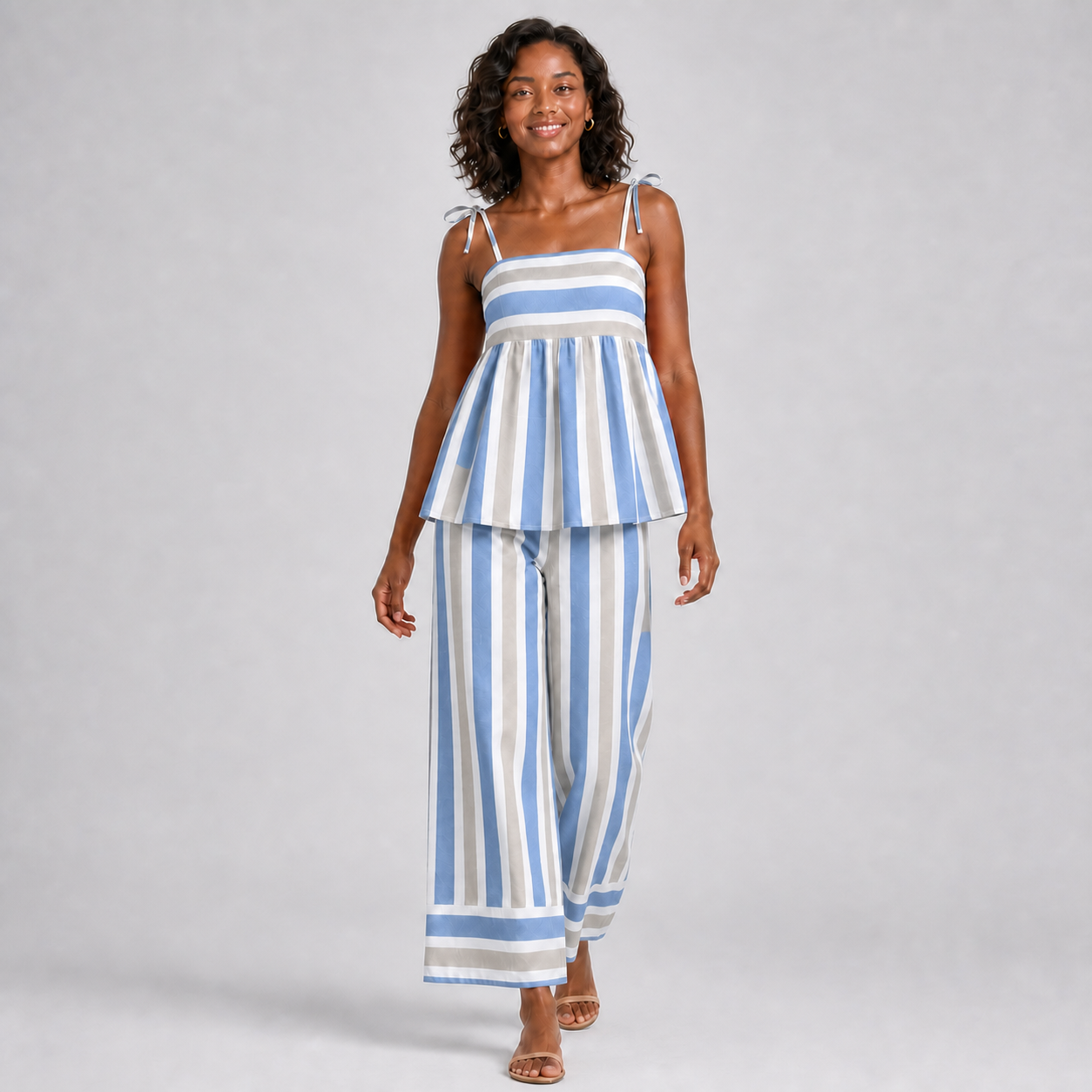MORIAH conjunto azul às riscas — vista em movimento