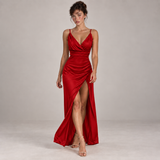 Vestido longo vermelho com alças, decote V e fenda lateral drapeada.
