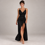 Vestido longo preto com alças finas, decote V e fenda lateral drapeada.