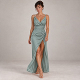 Vestido longo verde-água com alças, decote V e fenda lateral drapeada.