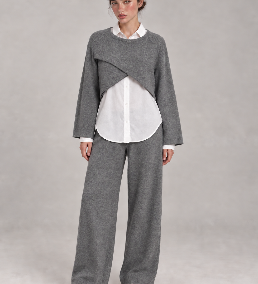 Conjunto cinza com blusa e calça pantalona; sobreposição branca triangular