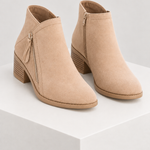 ADARA — botins bege, vista frontal, bloco quadrado branco marfim