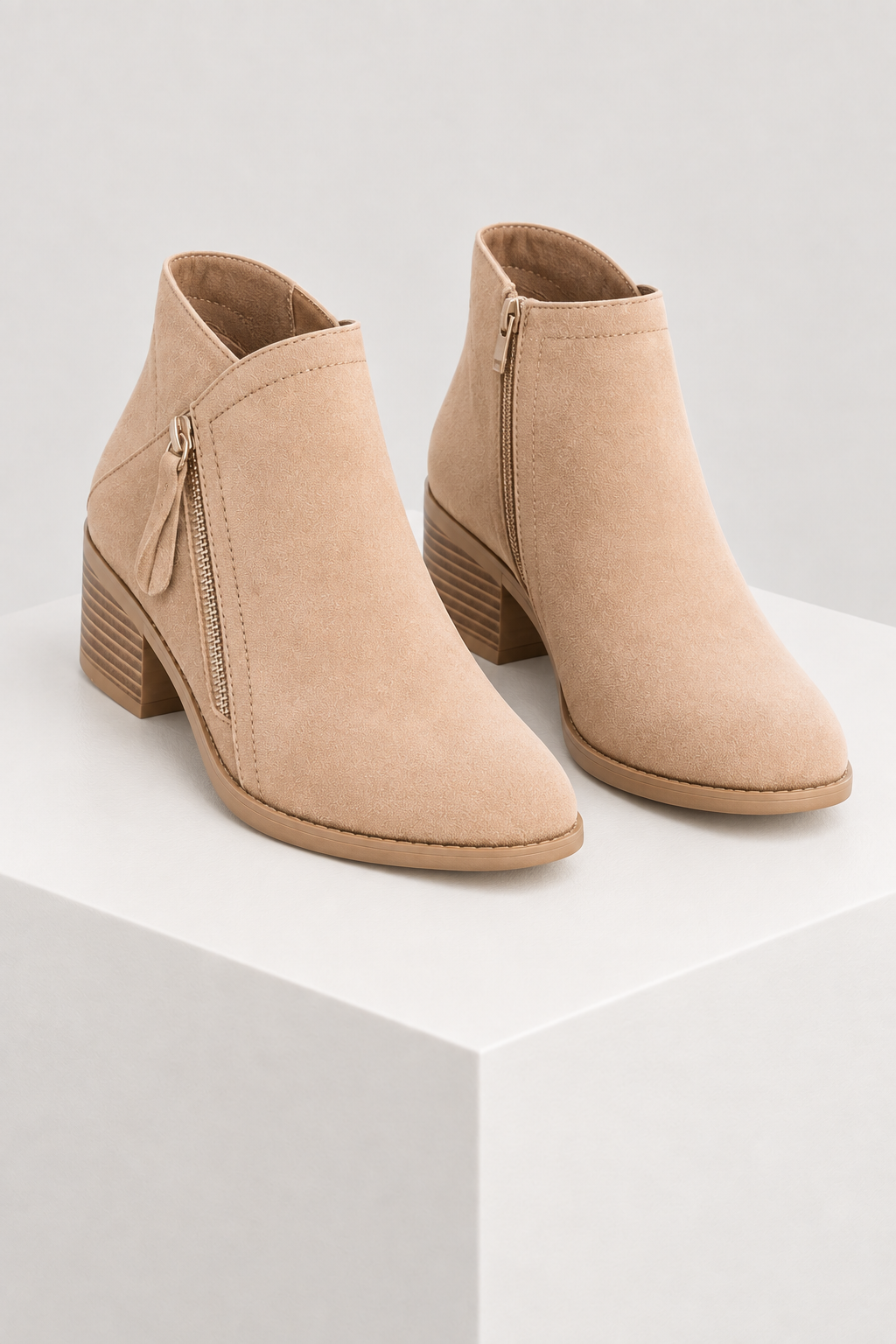 ADARA — botins bege, vista frontal, bloco quadrado branco marfim