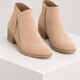 ADARA — botins bege, vista frontal, bloco quadrado branco marfim
