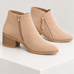 ADARA — botins bege, vista interior, bloco quadrado branco marfim