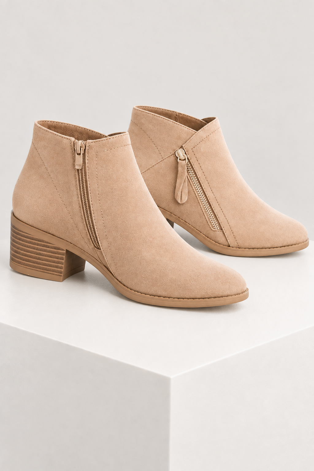 ADARA — botins bege, vista interior, bloco quadrado branco marfim