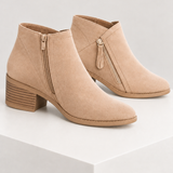 ADARA — botins bege, vista interior, bloco quadrado branco marfim