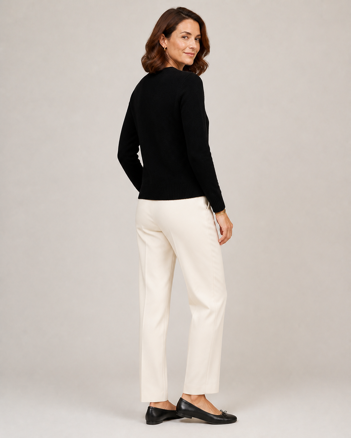 ANNA cardigan preto — vista traseira na modelo