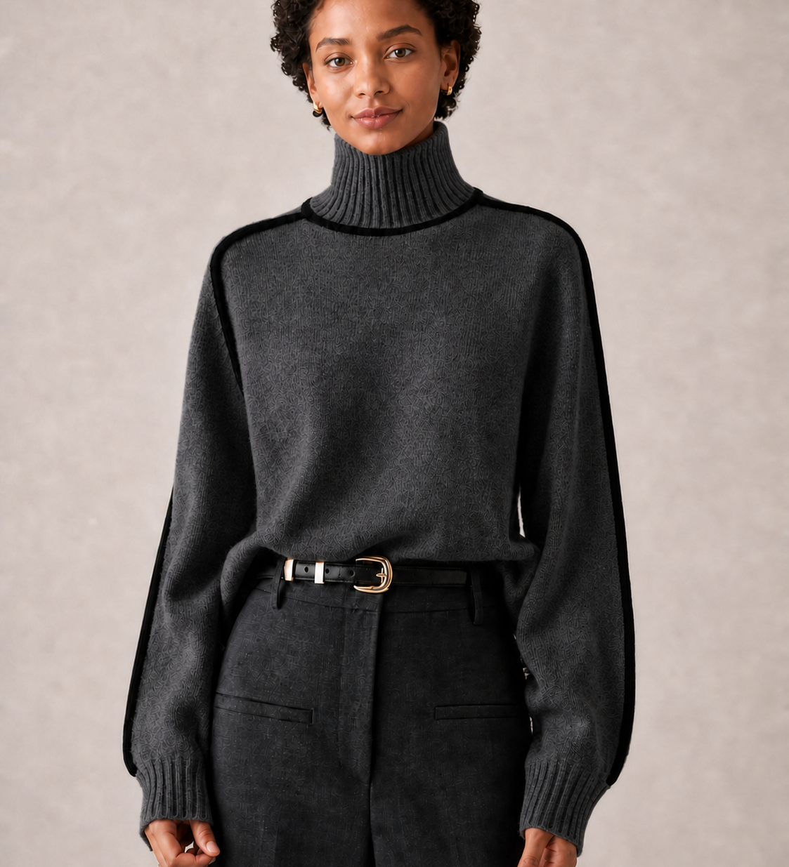 ARABELLE camisola cinza escuro com gola alta — detalhe aproximado