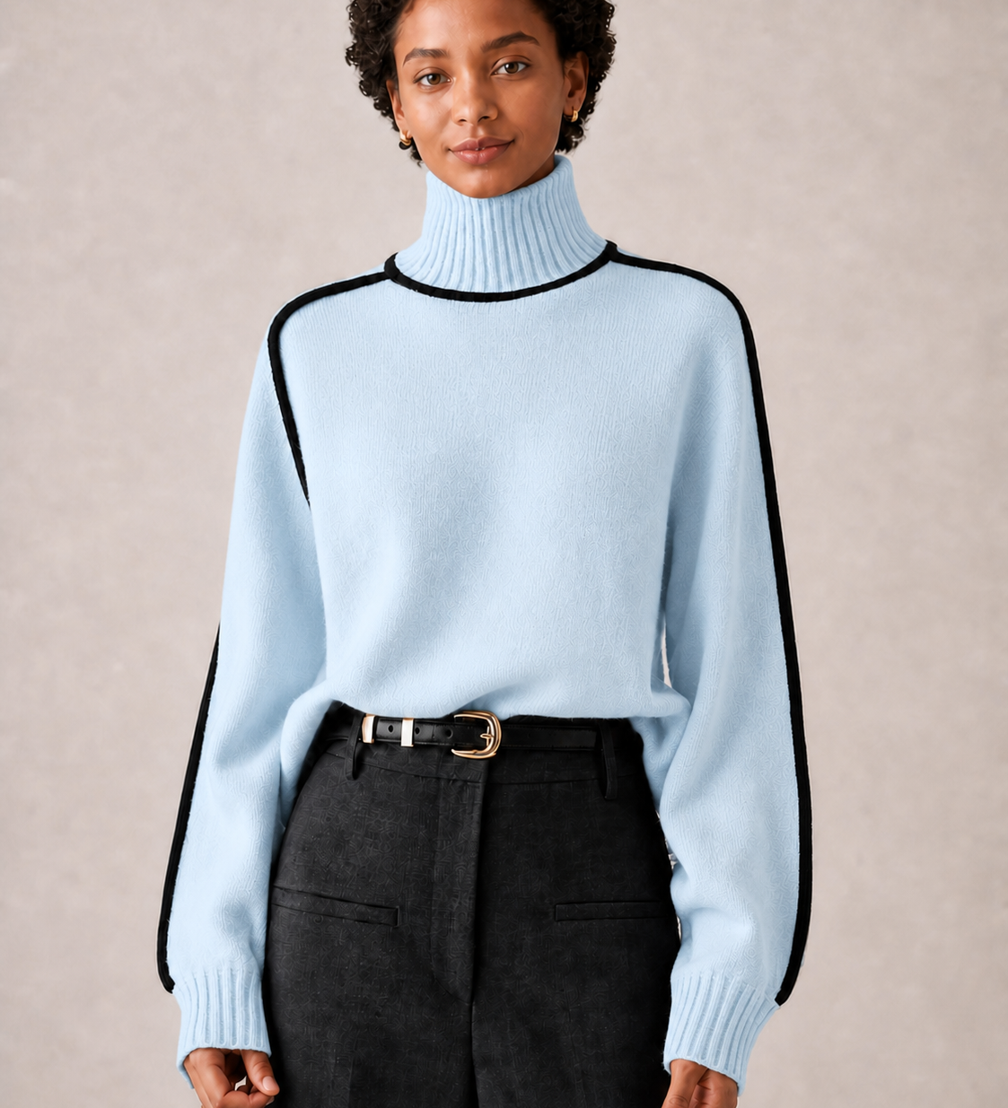 ARABELLE camisola azul claro com gola alta — detalhe aproximado