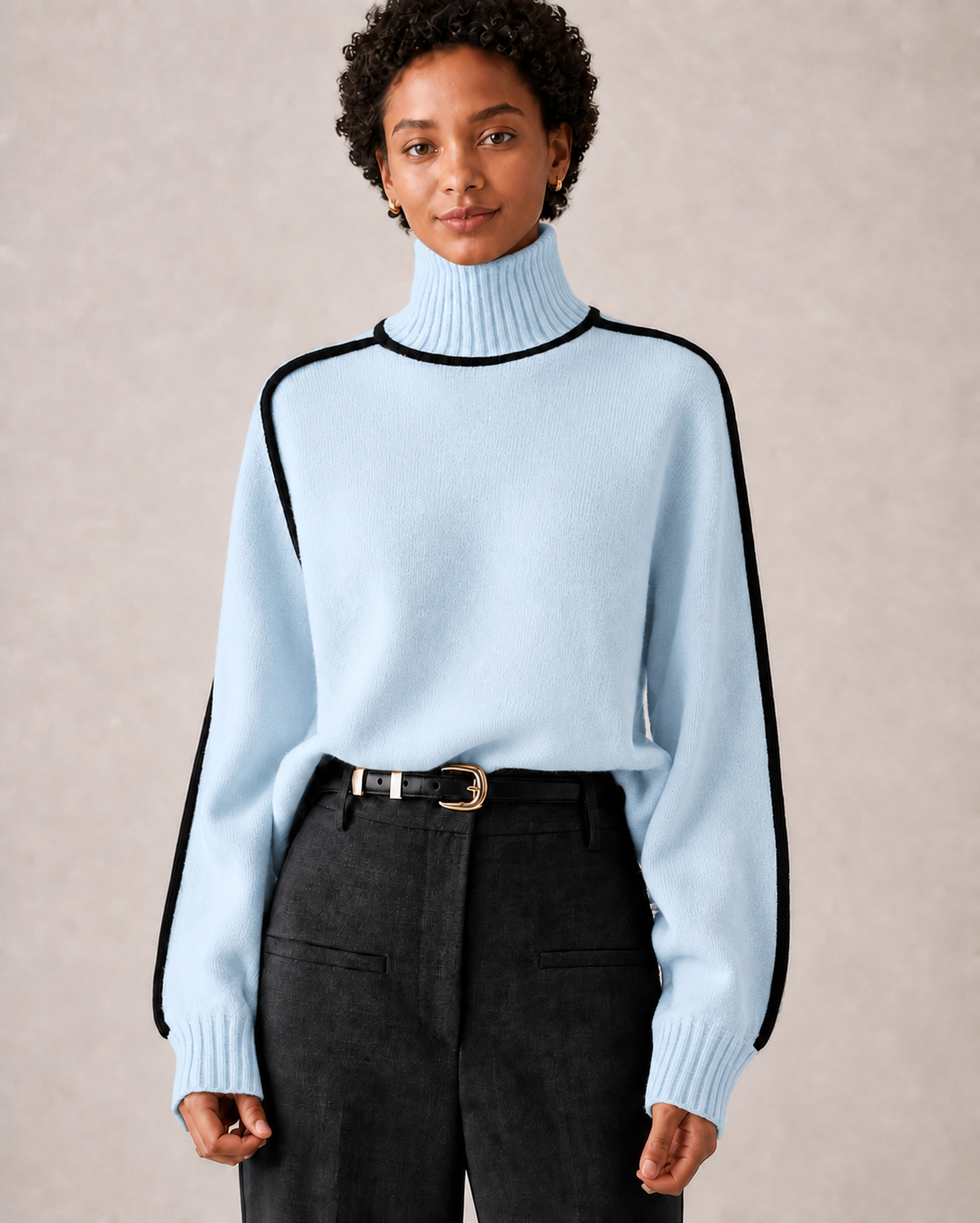 ARABELLE camisola azul claro com gola alta — detalhe aproximado