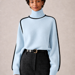 ARABELLE camisola azul claro com gola alta — detalhe aproximado