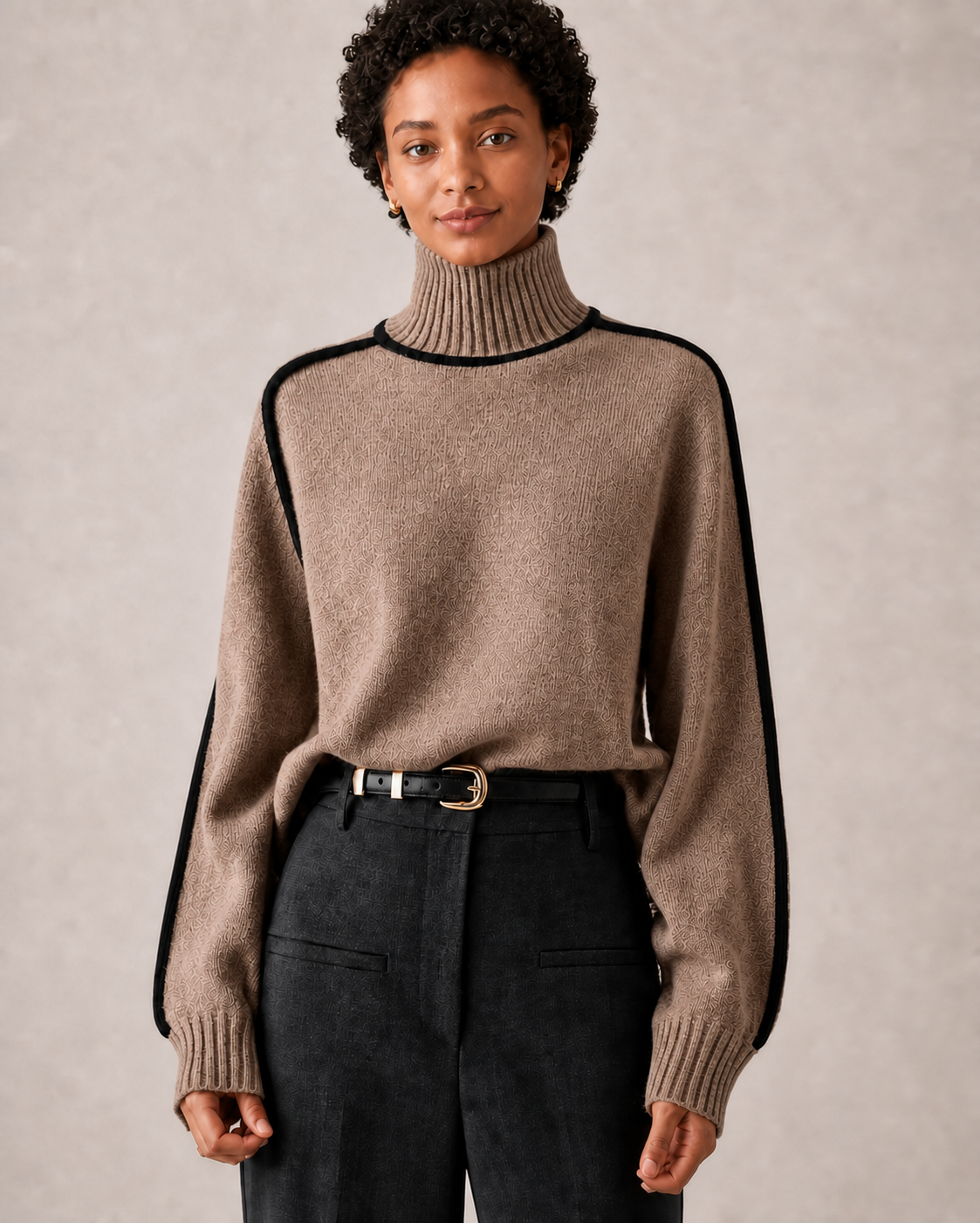 ARABELLE camisola castanha com gola alta — detalhe aproximado