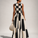 Audrey — vestido maxi geométrico, vista traseira na modelo