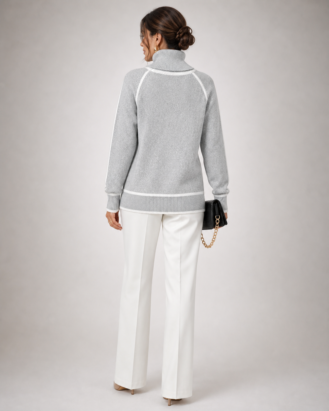 Aurora — sweater cinza-claro, vista traseira na modelo