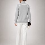Aurora — sweater cinza-claro, vista traseira na modelo