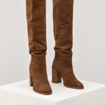 Botas de cano alto castanho — vista frontal, bloco quadrado branco marfim