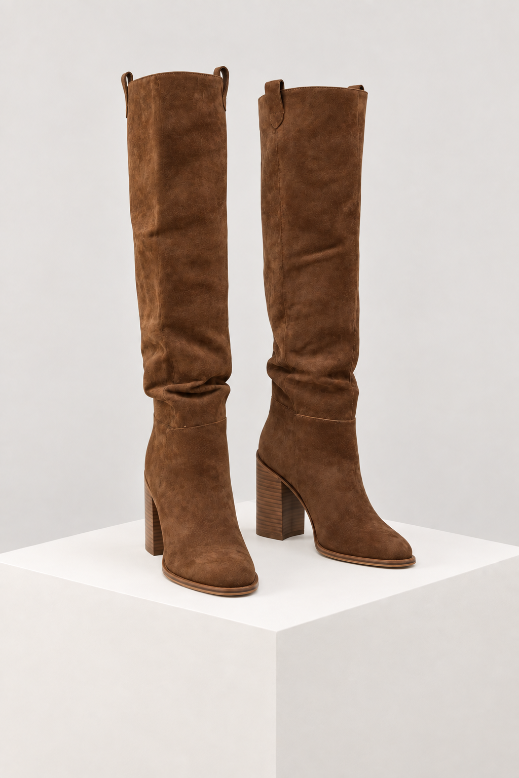 Botas de cano alto castanho — vista frontal, bloco quadrado branco marfim