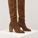 Botas de cano alto castanho — vista lateral, bloco quadrado branco marfim