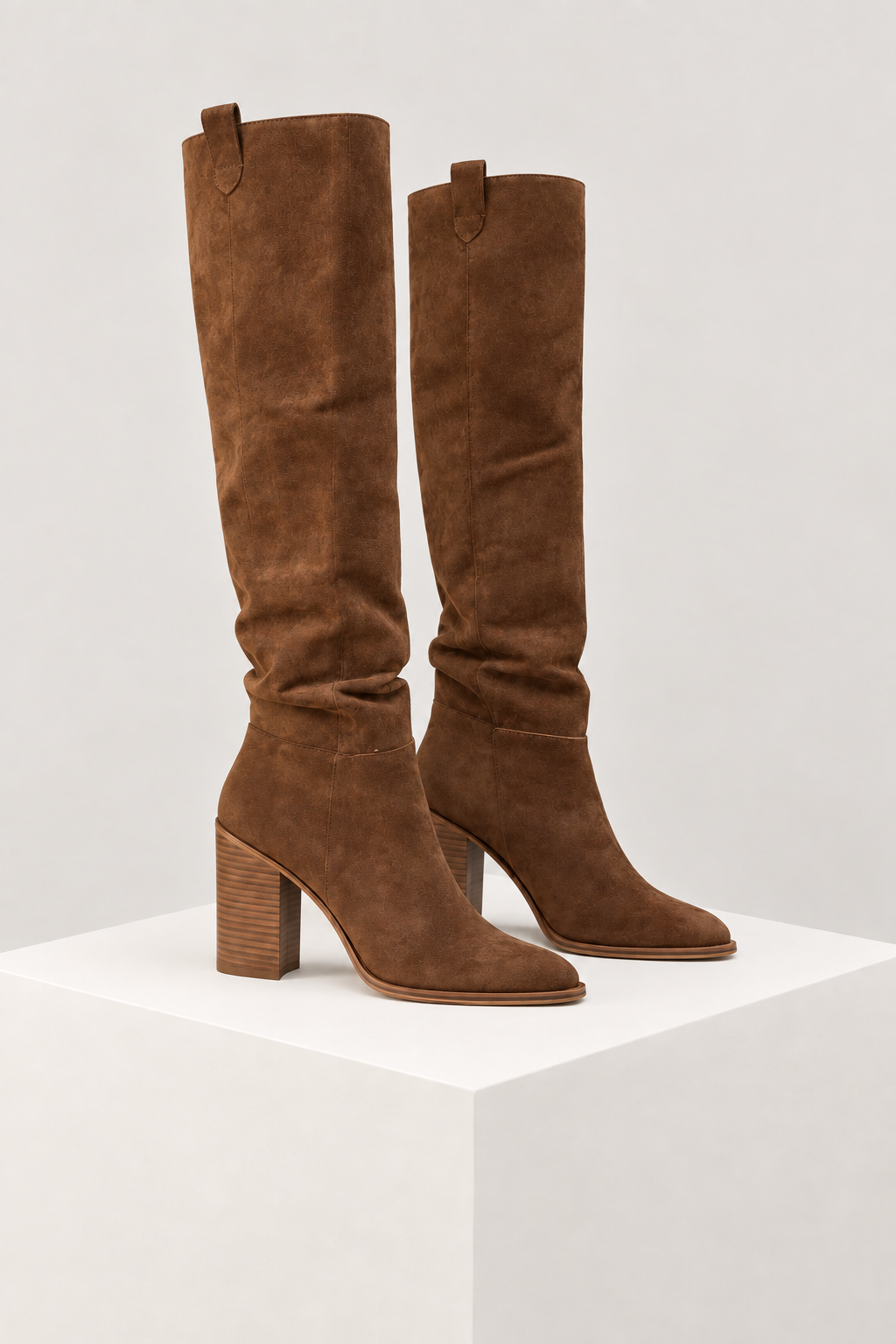 Botas de cano alto castanho — vista lateral, bloco quadrado branco marfim
